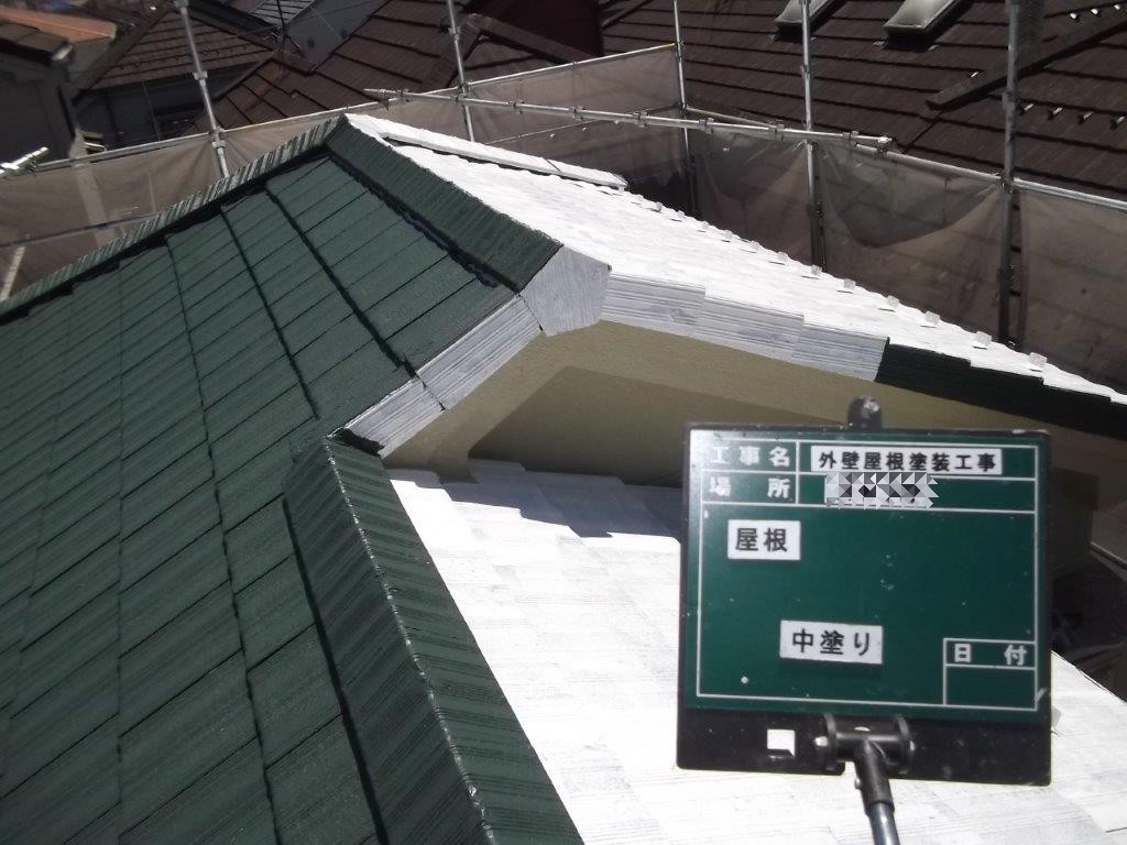 屋根の中塗り塗装