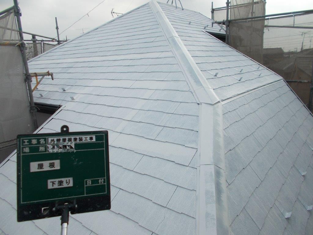屋根の下塗り塗装(フィラー塗布後)