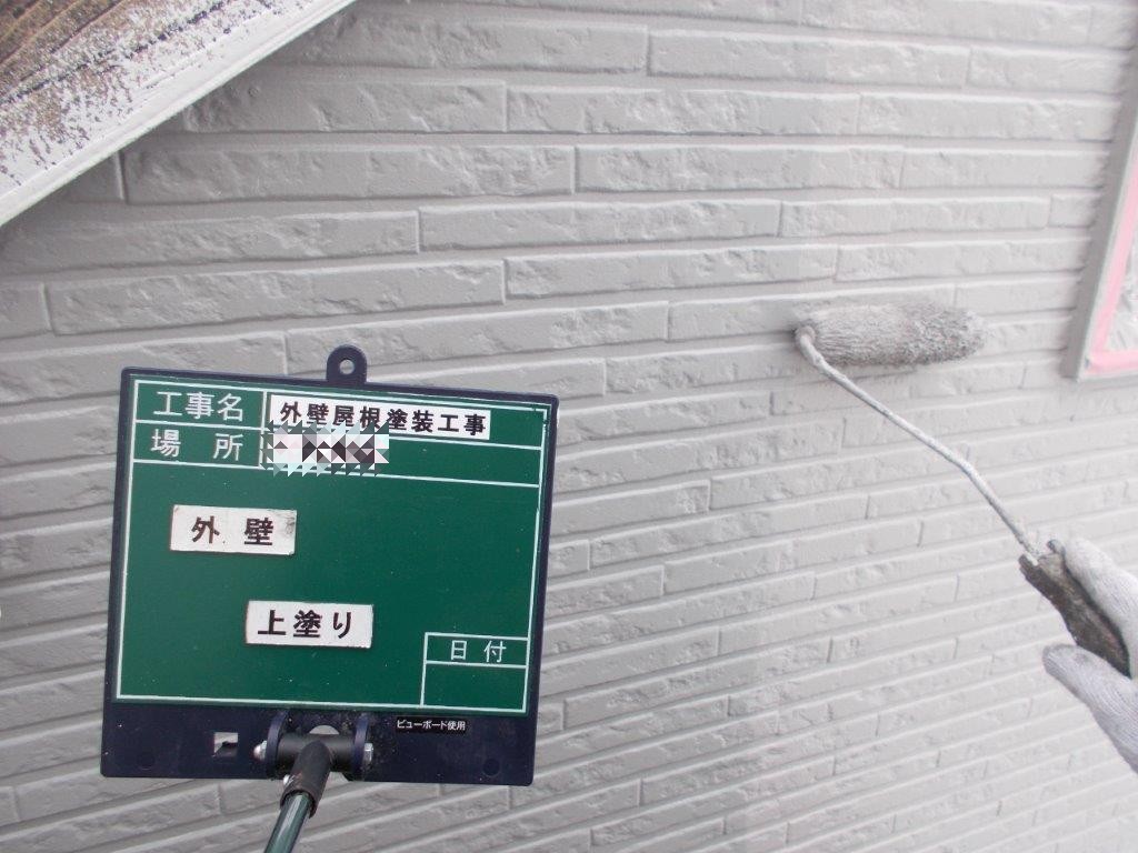 外壁の上塗り塗装（仕上げ）