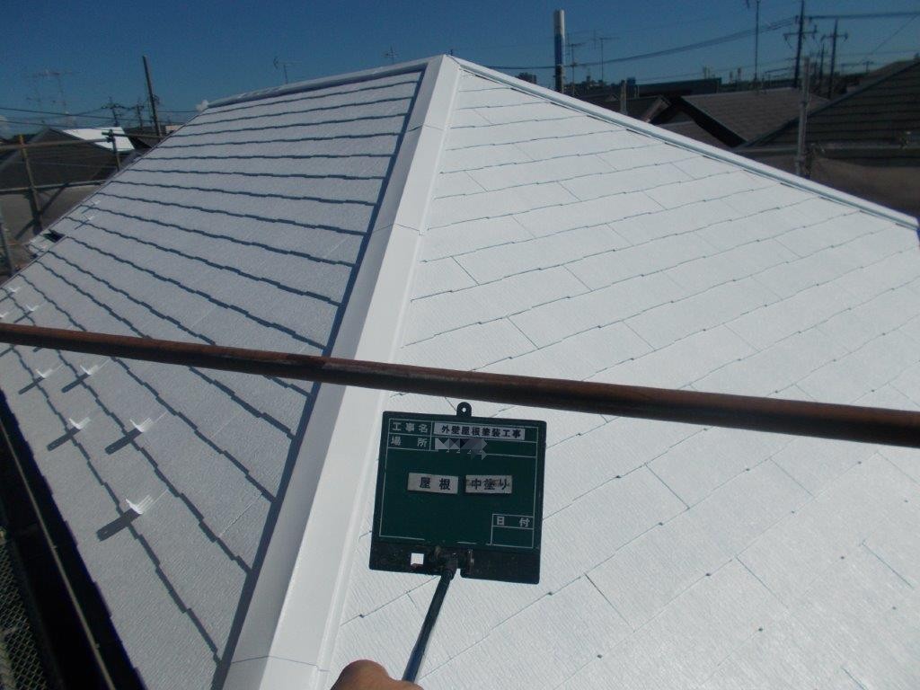 屋根の中塗り塗装