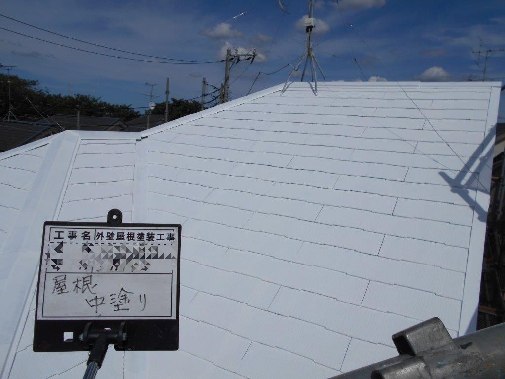 屋根の中塗り塗装（主材2回目）