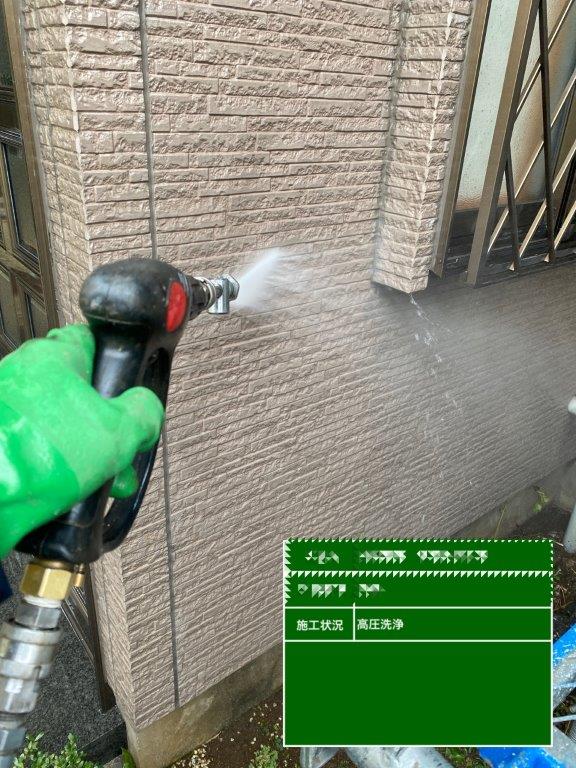 外壁の高圧洗浄中