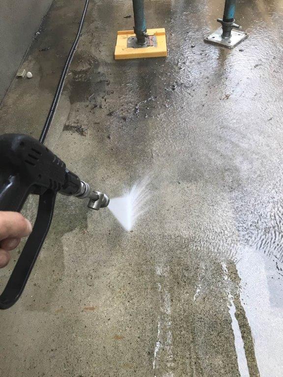 ベランダの高圧洗浄作業
