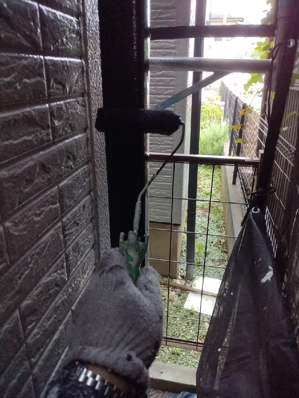 雨樋の上塗り中