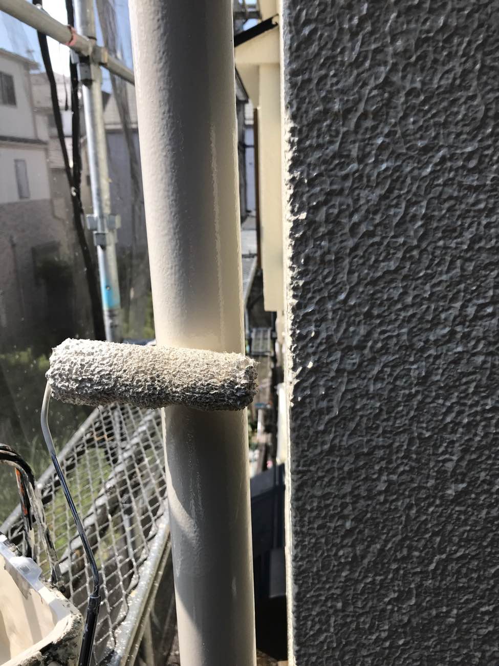 雨樋の中塗り塗装