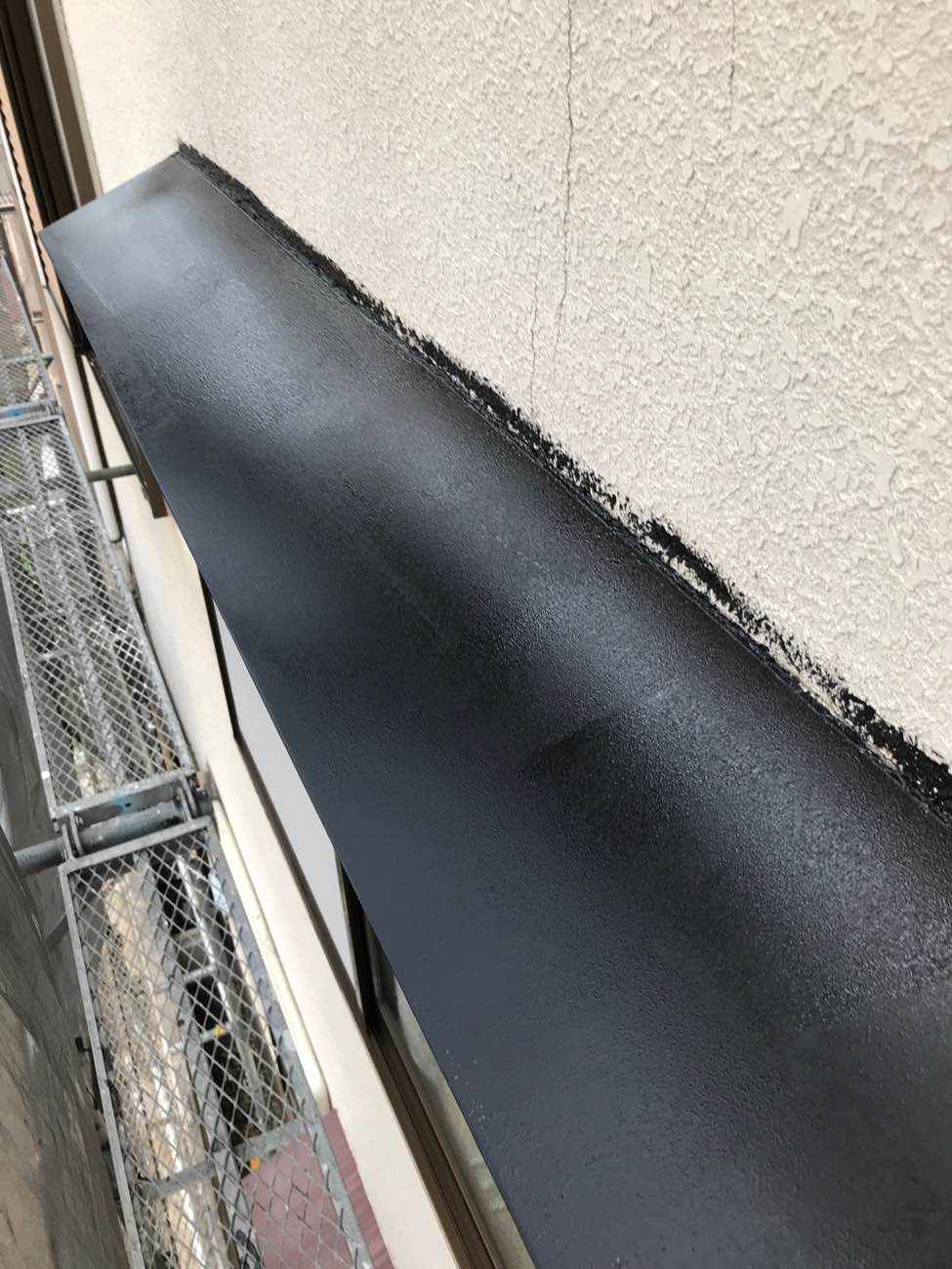 霧除け(庇)の中塗り塗装