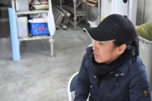 葛飾区の外壁塗装現場で作業の合間に休憩を取る職人スタッフ