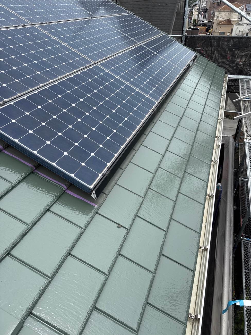 太陽光パネル設置屋根の中塗り塗装後|塗膜が均一に形成された施工後の状態