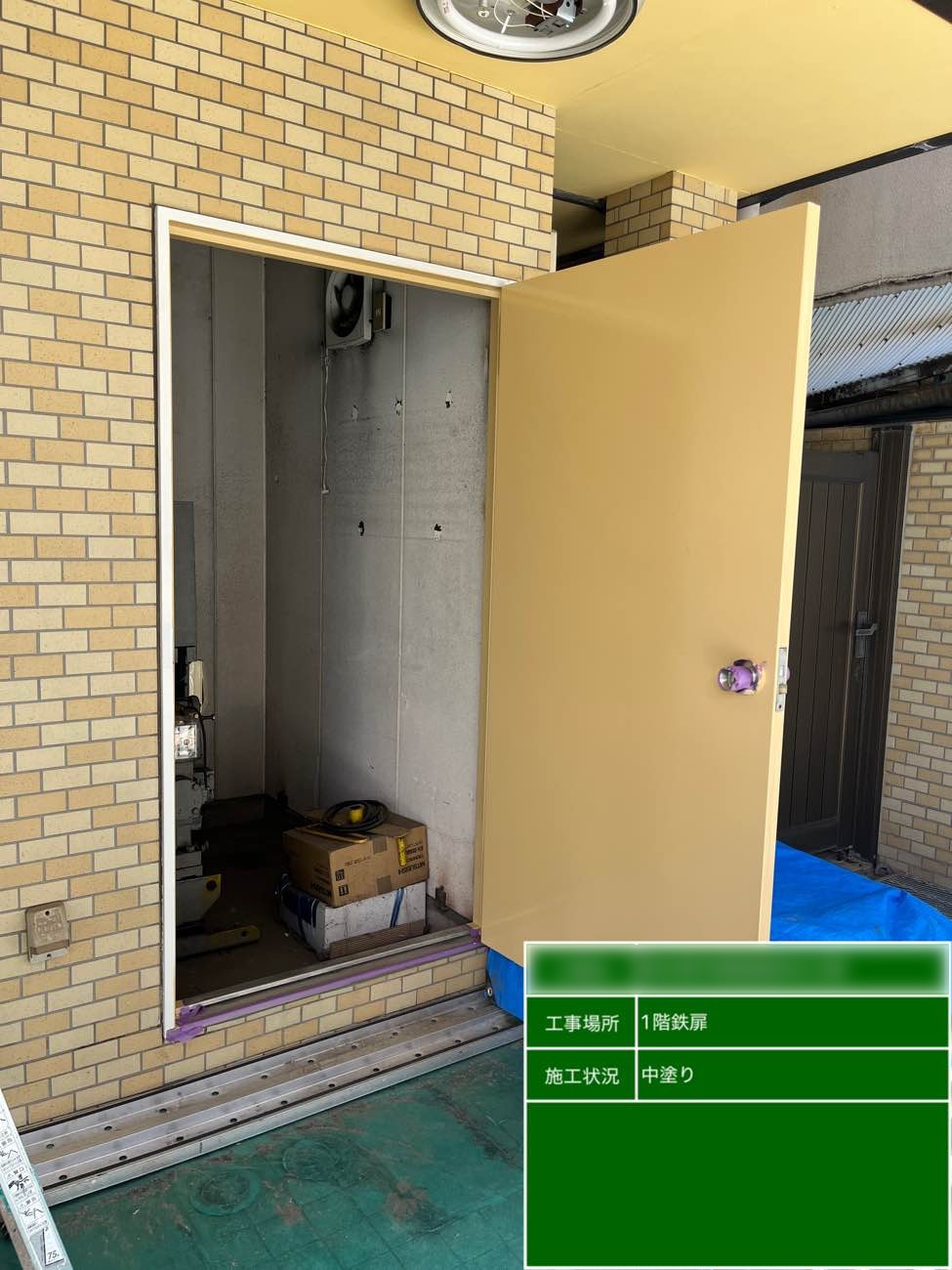 東京都北区西ヶ原 Nビル 1階鉄扉 中塗り塗装中 全体