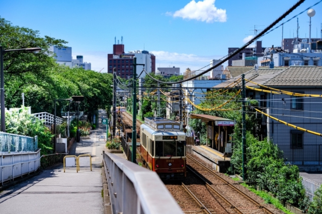 荒川区の都電荒川線周辺の街並みと外壁塗装を検討するイメージ