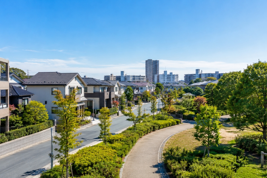 千葉市のファミリー層が暮らす住宅街と外壁塗装を検討するイメージ