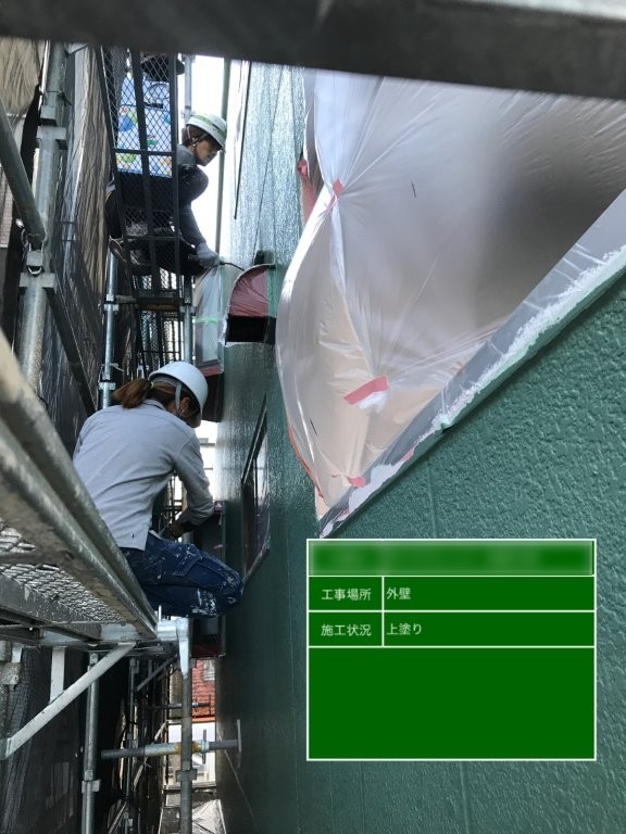 東京都足立区南花畑 Dマンション 外壁上塗り作業の様子