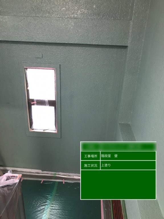 東京都足立区南花畑 Dマンション 階段室壁上塗り後 窓まわりの様子