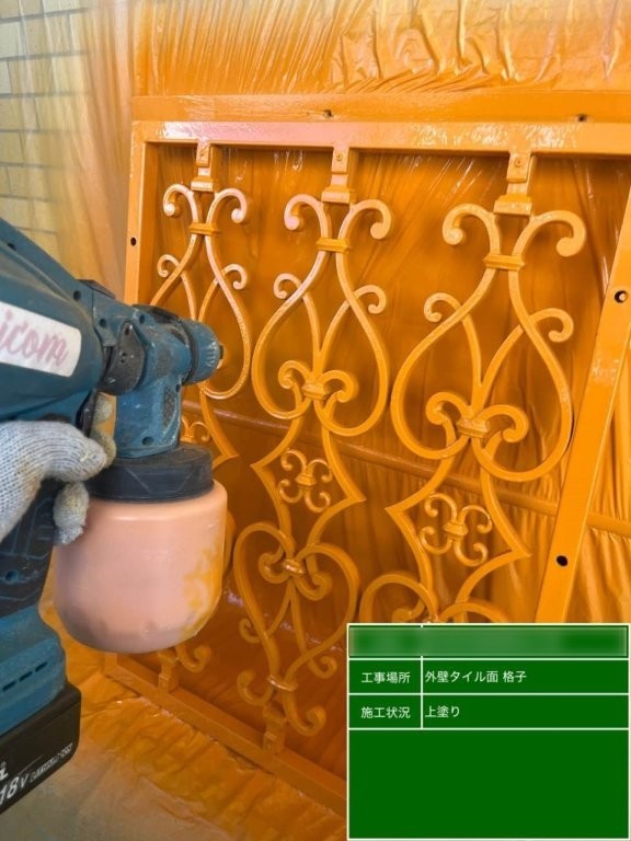 東京都北区西ヶ原 Nビル 外壁タイル面格子 上塗り吹付け塗装中