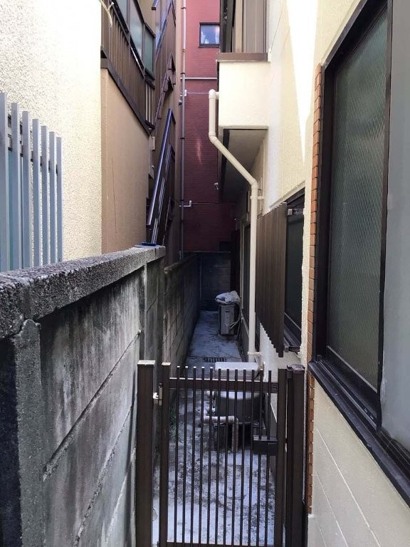東京都杉並区高円寺北 Cマンション 通路入口側から見た外壁塗装完了確認
