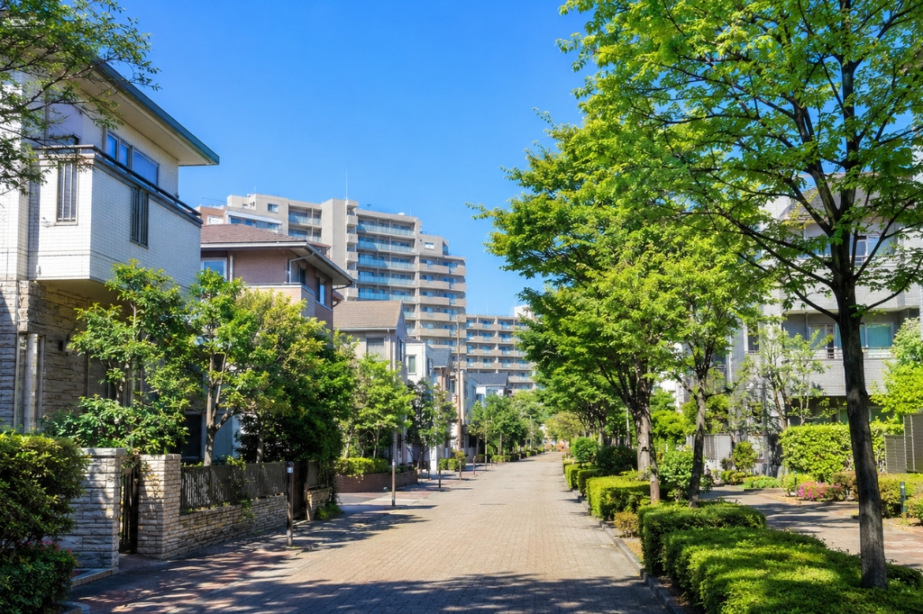 東京都練馬区の緑の多い住宅街と低層マンションの外壁塗装を検討するイメージ