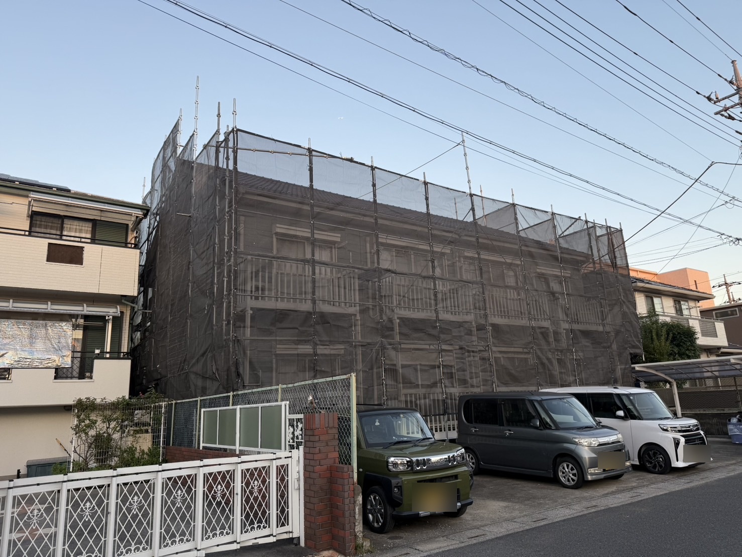 埼玉県越谷市東大沢 Cアパート 塗装工事前の足場とメッシュシート設置状況