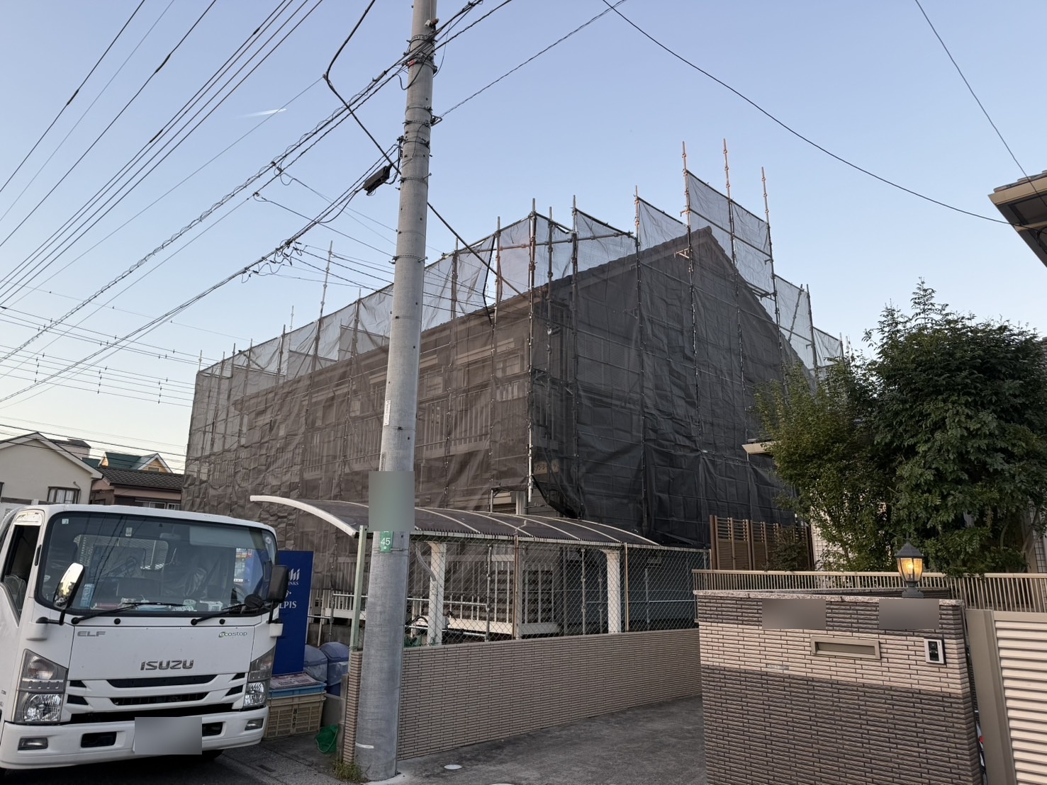 埼玉県越谷市東大沢 Cアパート 側面側の足場とメッシュシート設置状況