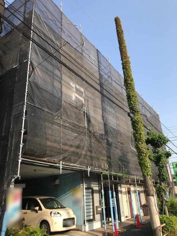 東京都足立区南花畑 フラワーフィールドマンション 足場とメッシュシート設置後