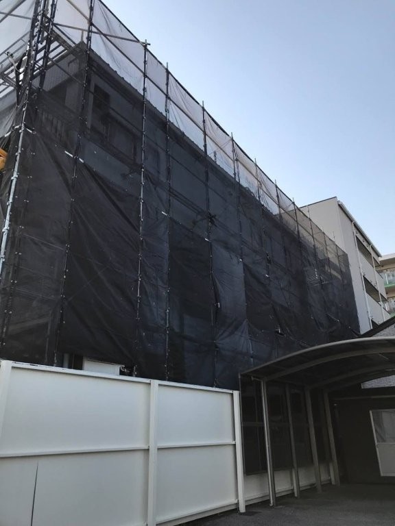 東京都足立区南花畑 フラワーフィールドマンション 側面足場設置後の状態