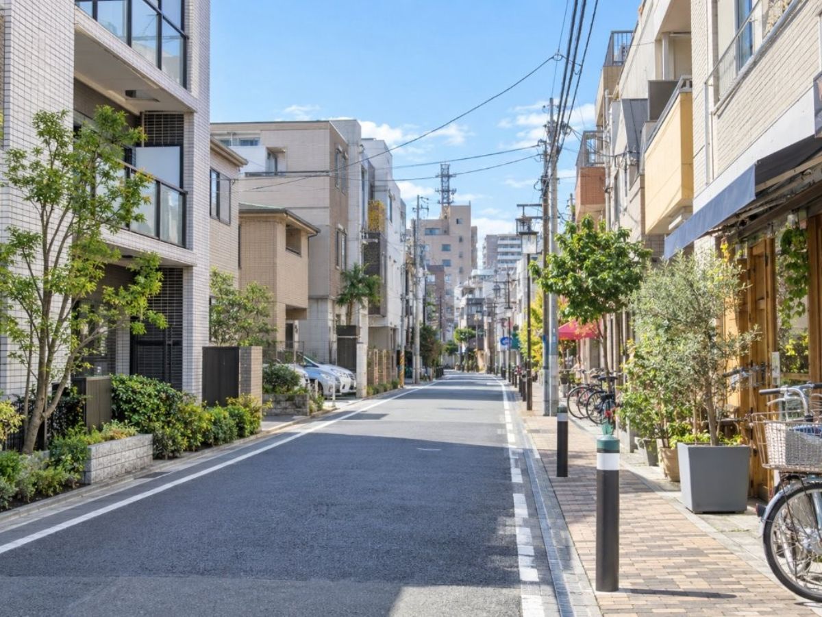 東京都中野区の都市型住宅街とマンションの外壁塗装を検討するイメージ